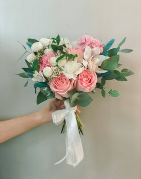 Свадебный букет с розами и орхидеей 